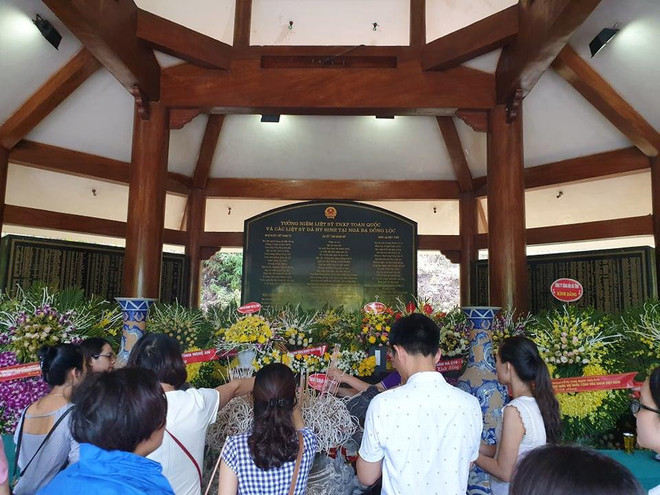 Thắp hương tại Nhà bia tưởng niệm thanh niên xung phong toàn quốc. (Ảnh: T.G/Vietnam+) Hàng trăm người dân tới dâng hương tại Khu di tích Ngã ba Đồng Lộc ảnh 12