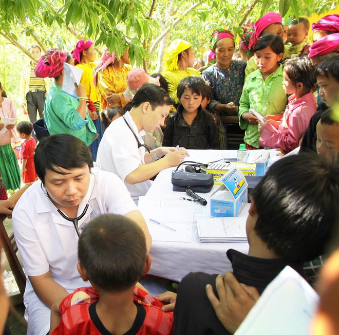 Blouse trắng về bản đoạt giải Nhất cuộc thi ảnh nét đẹp ngành y ảnh 1