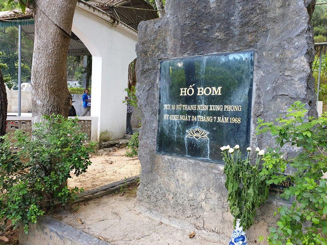 (Ảnh: T.G/Vietnam+) Hàng trăm người dân tới dâng hương tại Khu di tích Ngã ba Đồng Lộc ảnh 9