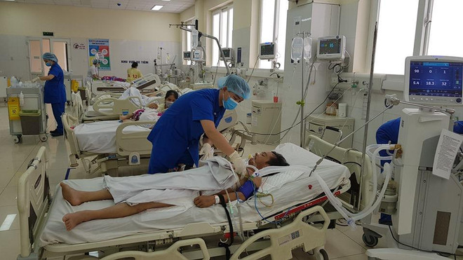 Cứu sống bệnh nhân bị thanh sắt đâm xuyên ngang qua người ảnh 1