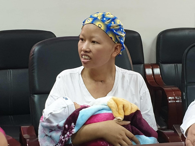 Điều kỳ diệu: Sản phụ ung thư giai đoạn cuối bế con trai xuất viện ảnh 2