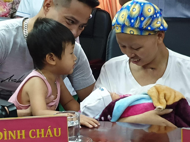 Điều kỳ diệu: Sản phụ ung thư giai đoạn cuối bế con trai xuất viện ảnh 1