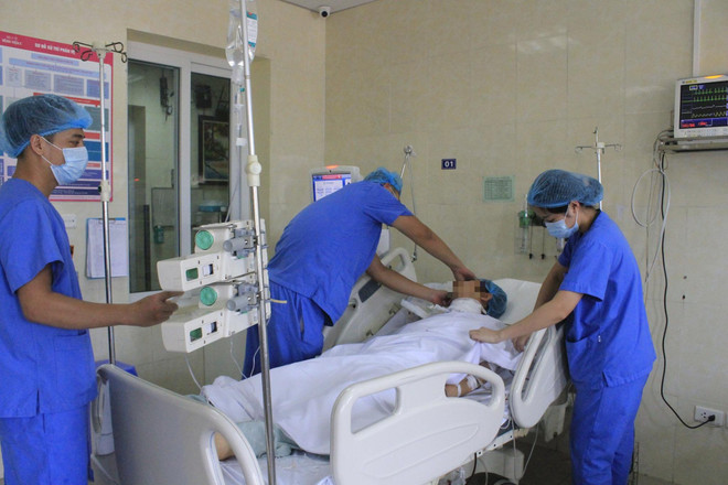 Các bác sỹ theo dõi sức khỏe cho bệnh nhân sau phẫu thuật. (Ảnh: PV/Vietnam+) Cứu sống nam thanh niên bị dao đâm xuyên cổ do va chạm giao thông ảnh 1