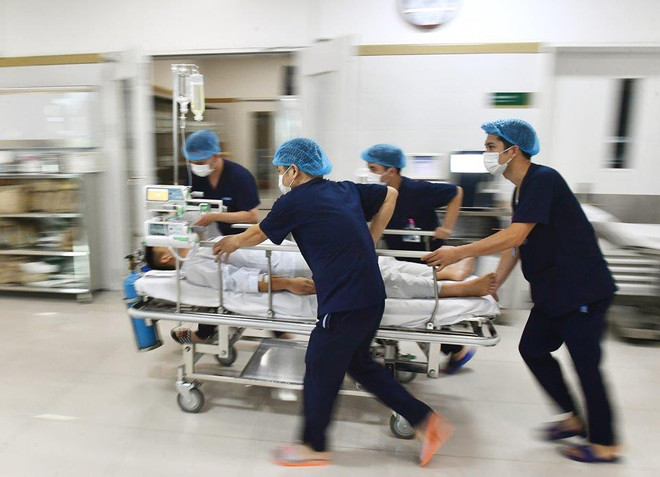 Blouse trắng về bản đoạt giải Nhất cuộc thi ảnh nét đẹp ngành y ảnh 2