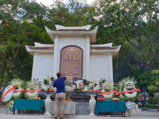 Nhiều người dân và du khách tới dâng hương tại Khu di tích trong ngày 27/7. (Ảnh: T.G/Vietnam+) Hàng trăm người dân tới dâng hương tại Khu di tích Ngã ba Đồng Lộc ảnh 3