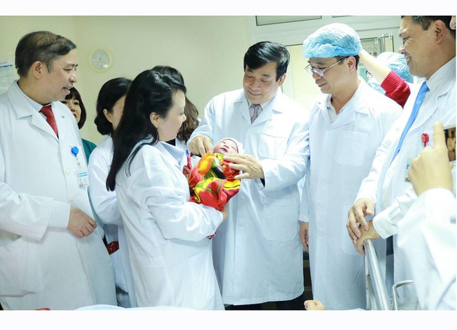 Blouse trắng về bản đoạt giải Nhất cuộc thi ảnh nét đẹp ngành y ảnh 7