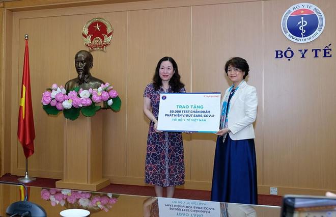 Bộ Y tế tiếp nhận 50.000 test thử phát hiện virus SARS-CoV-2 ảnh 1