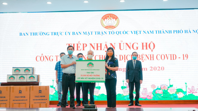 Tặng 20.000 bộ môi trường lấy mẫu xét nghiệm COVID-19 cho Hà Nội ảnh 1