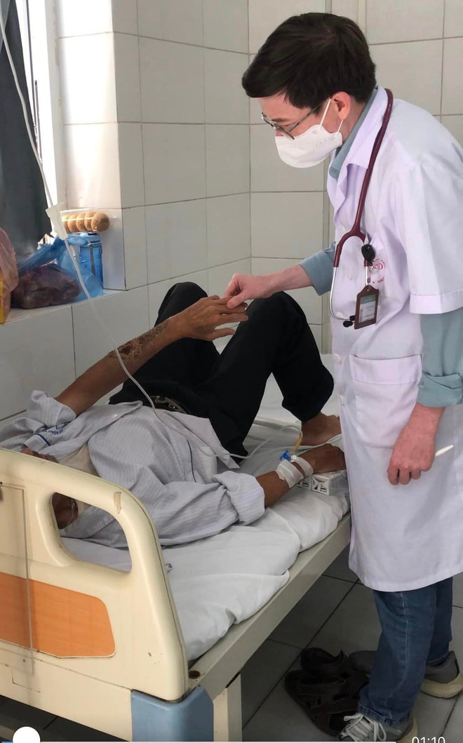 Bác sĩ thăm khám, theo dõi sức khỏe cho bệnh nhân. (Ảnh: BVCC) kham.jpg