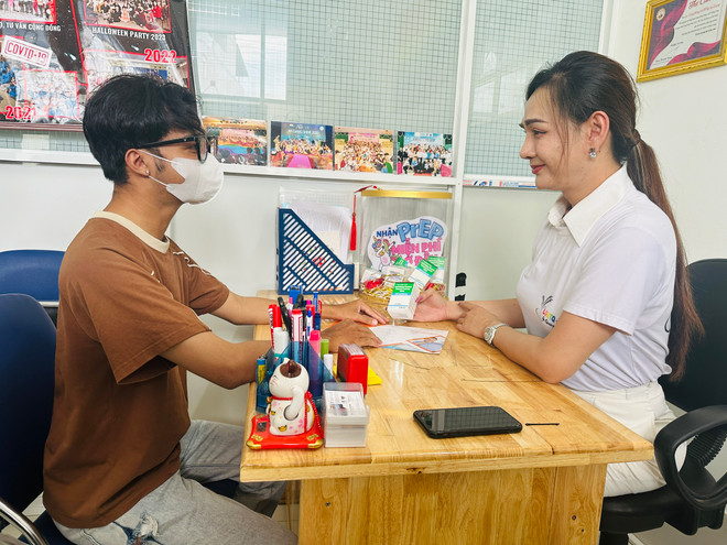 Trương Hoàng Bảo Ngọc - Trưởng Ban điều hành Mạng lưới cộng đồng LGBT đầu tiên ở tỉnh An Giang tư vấn cho các bạn trẻ về vấn đề phòng chống HIV/AIDS. (Ảnh: T.G/Vietnam+) VNP_bao ngoc.jpg