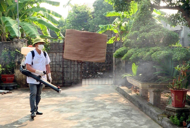 Cán bộ y tế tổ chức phun thuốc diệt muỗi tại xã Yên Mạc, huyện Yên Mô, tỉnh Ninh Bình. (Ảnh: Thùy Dung/TTXVN) TTXVN_phun muoi sot xuat huyet.jpg