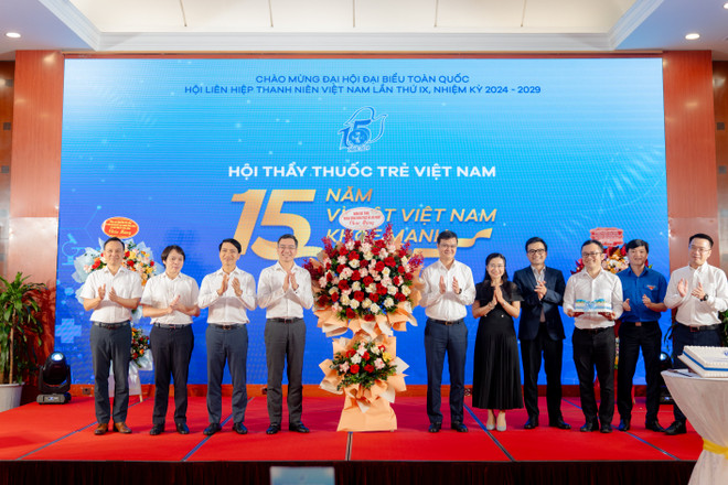 Đại diện Trung ương Đoàn và Hội Liên hiệp thanh niên Việt Nam tặng hoa cho Hội Thầy thuốc trẻ Việt Nam nhân kỷ niệm 15 năm thành lập. (Ảnh: PV/Vietnam+) VNP_anh 2.jpeg
