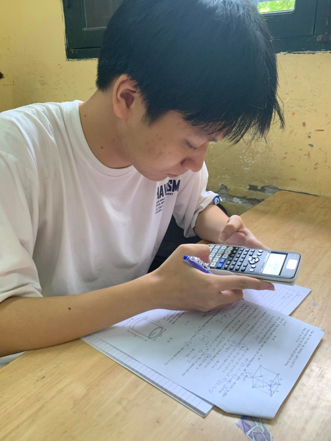 Đức Anh tập trung chinh phục các câu hỏi vận dụng cao để nâng điểm số. (Ảnh: PV/Vietnam+) duc anh 1.jpg
