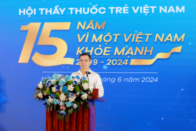 Tiến sỹ Hà Anh Đức - Chủ tịch Hội Thầy thuốc trẻ Việt Nam, Phó Chủ tịch Hội Liên hiệp Thanh niên Việt Nam phát biểu tại buổi lễ. (Ảnh: PV/Vietnam+) VNP_anh 1.jpeg