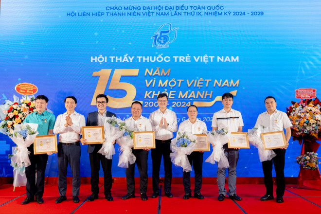 Những đại diện tiêu biểu của Hội thầy thuốc trẻ Việt Nam nhận Kỷ niệm chương “Vì thế hệ trẻ”. (Ảnh: PV/Vietnam+) VNP_anh 4.jpeg
