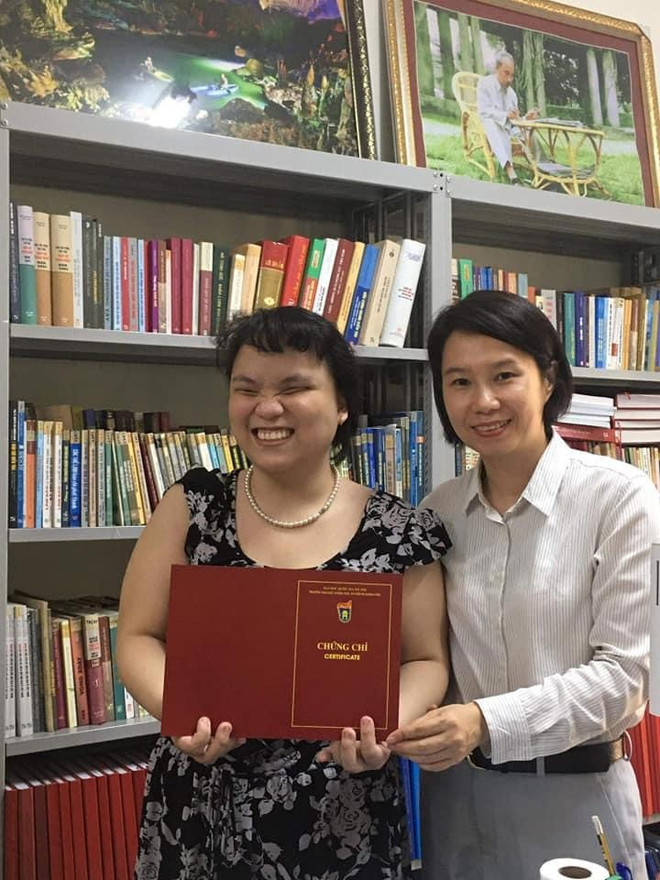 Tiêu Phương Anh nhận chứng chỉ Khóa đào tạo Nghiệp vụ Báo chí Truyền thông năm 2022 (Ảnh: NVCC) 3.jpg