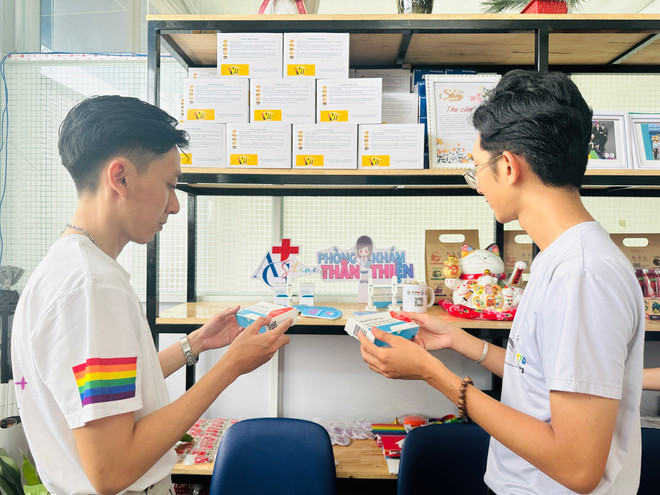Mạng lưới cộng đồng LGBT An Giang với cơ sở vật chất trưng bày nhiều sản phẩm trong công tác phục vụ phòng chống HIV/AIDS. (Ảnh: T.G/Vietnam+) VNP_mang luoi.jpg