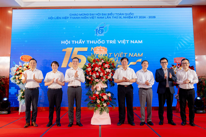 Lãnh đạo Bộ Y tế chúc mừng 15 năm thành lập Hội thầy thuốc trẻ Việt Nam. (Ảnh: PV/Vietnam+) VNP_anh 3.jpeg