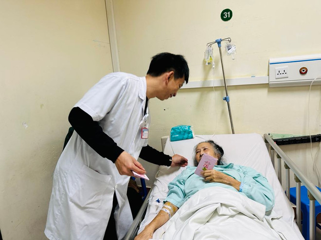 Các bệnh viện có nhiều hỗ trợ bệnh nhân ở lại bệnh viện dịp Tết Nguyên đán. (Ảnh: PV/Vietnam+) tặng quà 1.jpg