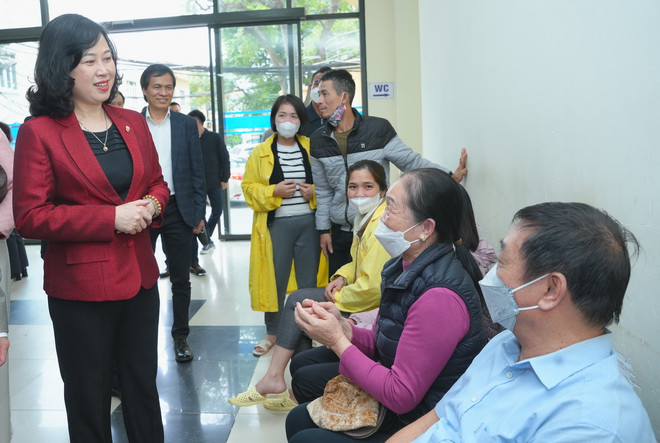 Bộ trưởng Bộ Y tế thăm hỏi bệnh nhân và người nhà bệnh nhân tại Bệnh viện Phổi Trung ương. (Ảnh: PV/Vietnam+) DSC07190.JPG