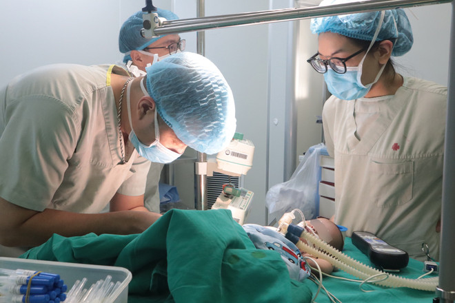 Đặt máy tạo nhịp cho bé 40 ngày tuổi mắc tim bẩm sinh phức tạp ảnh 2