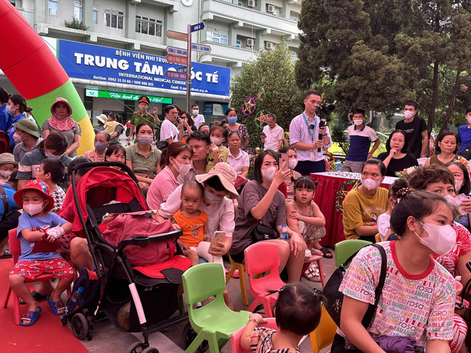 Hơn 2.200 bệnh nhi háo hức nhận những món quà dịp Tết Trung Thu ảnh 6