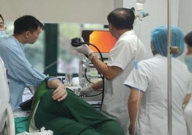 Gắp thành công dị vật viên thuốc cả vỏ sắc nhọn ở thực quản bệnh nhân ảnh 2