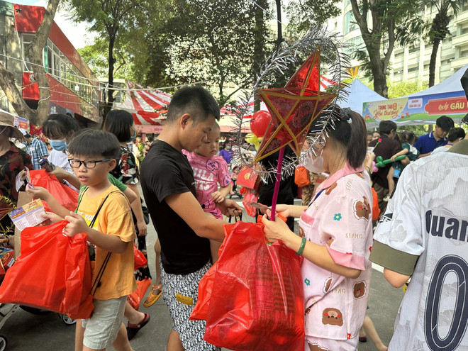 Hơn 2.200 bệnh nhi háo hức nhận những món quà dịp Tết Trung Thu ảnh 11