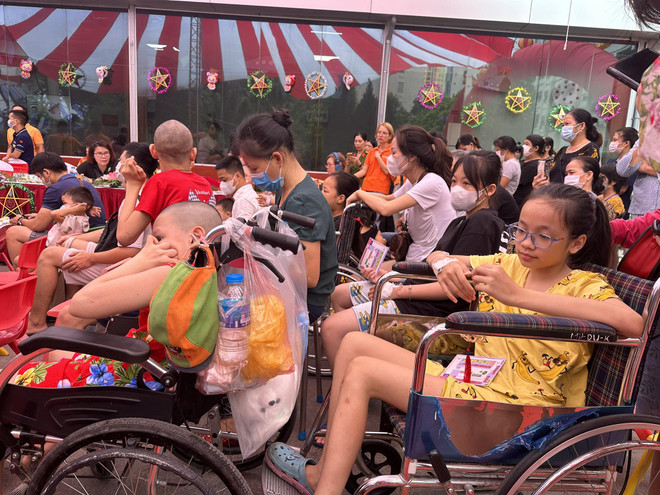 Hơn 2.200 bệnh nhi háo hức nhận những món quà dịp Tết Trung Thu ảnh 2