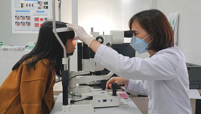 Bệnh nhân khám, điều trị tại Bệnh viện Mắt Cao Nguyên, thành phố Pleiku, tỉnh Gia Lai. (Ảnh: Hoài Nam/TTXVN) Bộ Y tế: Xử lý nghiêm việc lợi dụng dịch đau mắt đỏ để tăng giá thuốc ảnh 1
