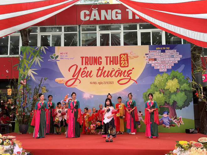 Hơn 2.200 bệnh nhi háo hức nhận những món quà dịp Tết Trung Thu ảnh 4