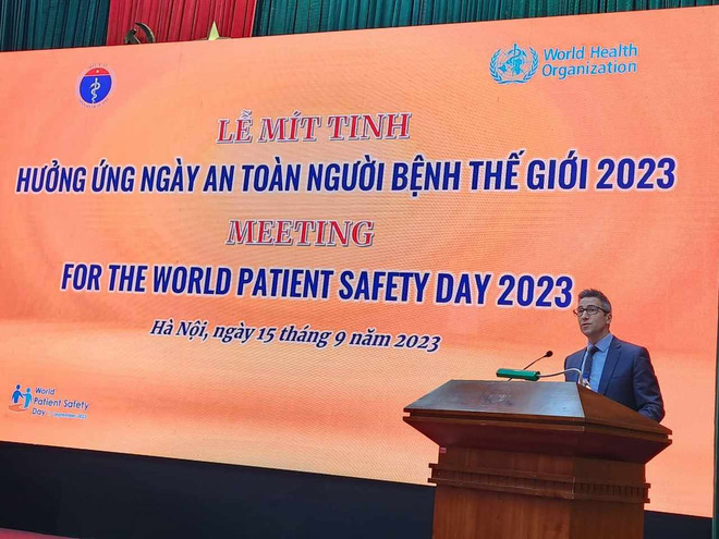 Ông Fairlie Shane Francis - Trưởng nhóm truyền thông sức khỏe WHO tại Việt Nam. (Ảnh: PV/Vietnam+) Mít-tinh hưởng ứng Ngày An toàn người bệnh Thế giới năm 2023 ảnh 2