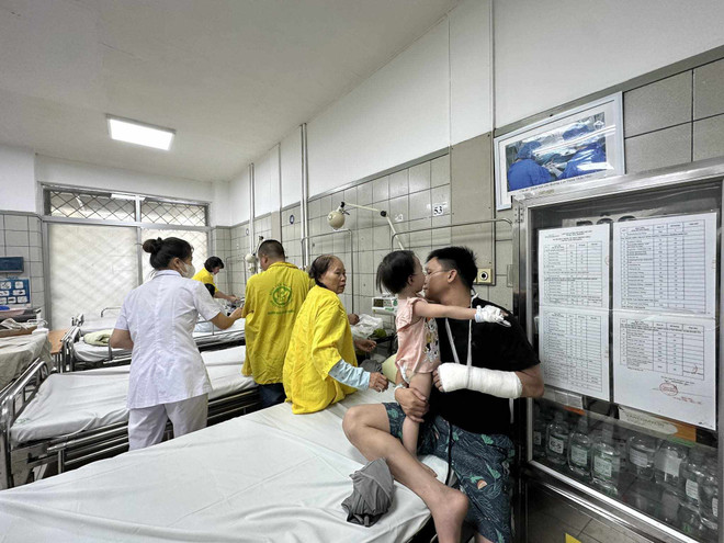 Vụ cháy chung cư mini: Bệnh nhi tâm lý ổn định, không còn hoảng loạn ảnh 2