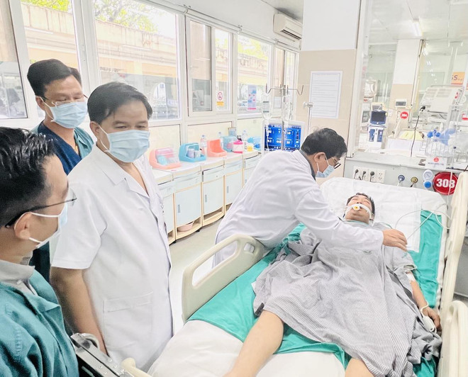 Bệnh nhân trong vụ cháy chung cư mini đang được điều trị tại Bệnh viện Bạch Mai. (Ảnh: PV/Vietnam+) Các bệnh viện nỗ lực hồi phục cho bệnh nhân vụ cháy chung cư mini ảnh 2