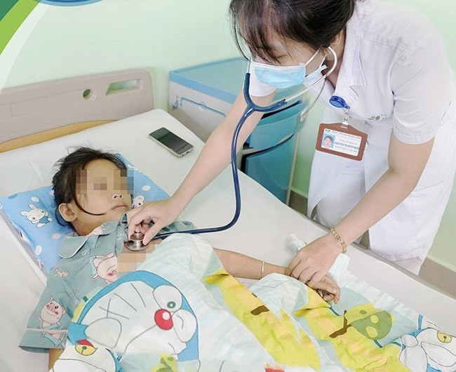 Cảnh báo nhiều trẻ nhập viện trong tình trạng nặng vì bị ong đốt ảnh 4