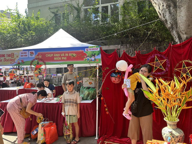 Hơn 2.200 bệnh nhi háo hức nhận những món quà dịp Tết Trung Thu ảnh 8