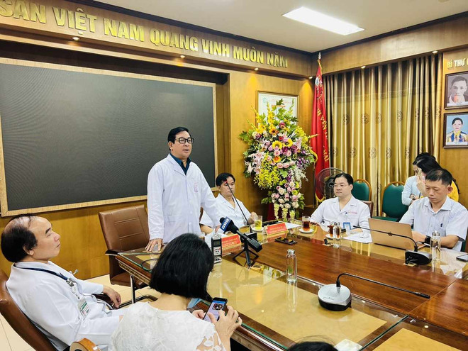 Nỗ lực cứu chữa nạn nhân trong vụ cháy chung cư mini tại Khương Hạ ảnh 2