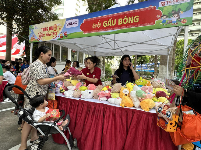 Hơn 2.200 bệnh nhi háo hức nhận những món quà dịp Tết Trung Thu ảnh 9