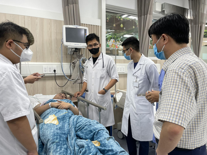 Nỗ lực cứu chữa nạn nhân trong vụ cháy chung cư mini tại Khương Hạ ảnh 1