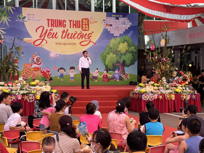 Hơn 2.200 bệnh nhi háo hức nhận những món quà dịp Tết Trung Thu ảnh 1