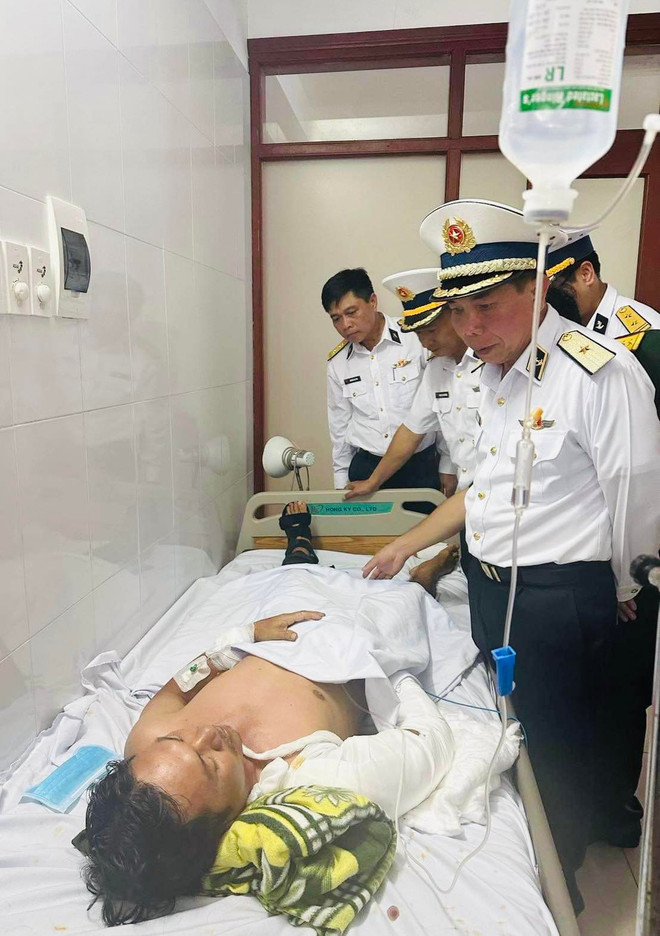 Đưa kịp thời ngư dân bị tai nạn lao động tại Trường Sa vào đất liền ảnh 1