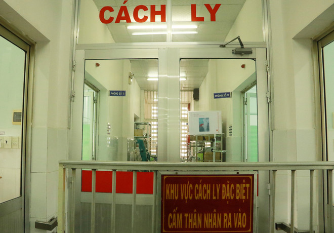 Giám sát hoạt động cách ly, điều trị bệnh nhân COVID-19 tại Khoa Bệnh Nhiệt đới, Bệnh viện Chợ Rẫy Thành phố Hồ Chí Minh. (Ảnh: Đinh Hằng/TTXVN) Tăng cường phòng COVID-19, bệnh truyền nhiễm khác trong và sau dịp lễ ảnh 1
