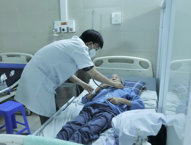 Bệnh nhân mắc COVID-19 đang được điều trị tại Bệnh viện Thanh Nhàn. (Ảnh: PV/Vietnam+) Số ca COVID-19 gia tăng khi miền Bắc đang trong giai đoạn chuyển mùa ảnh 1