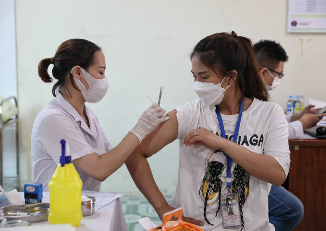 Nhân viên y tế tiêm phòng vaccine phòng COVID-19 cho người dân. (Ảnh: Danh Lam/TTXVN) Số ca COVID-19 gia tăng khi miền Bắc đang trong giai đoạn chuyển mùa ảnh 2