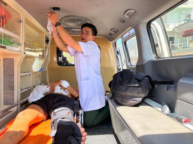 Đưa kịp thời ngư dân bị tai nạn lao động tại Trường Sa vào đất liền ảnh 3