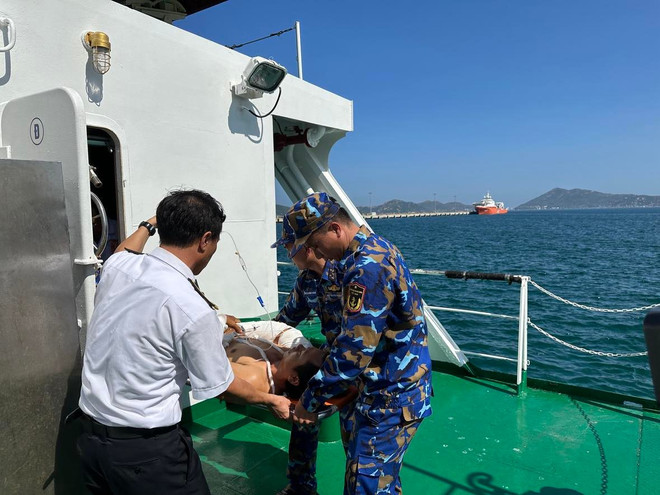 Đưa kịp thời ngư dân bị tai nạn lao động tại Trường Sa vào đất liền ảnh 2