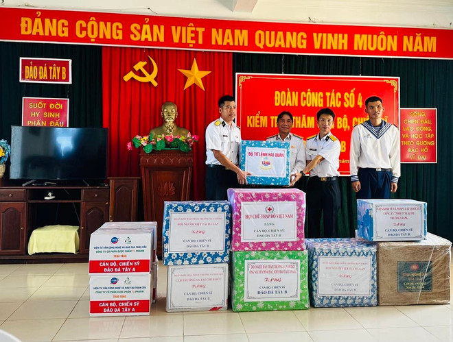 Đoàn công tác số 4 trao quà cho các chiến sỹ tại Đảo Đá Tây B. (Ảnh: T.G/Vietnam+) Những sứ giả của Trường Sa lan tỏa tình yêu biển đảo Tổ quốc ảnh 2