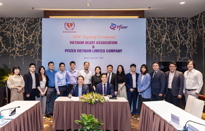 Đại diện Hội Tim Mạch học Việt Nam và Pfizer ký kết hợp tác triển khai Dự án Sức khỏe Tim mạch cộng đồng. (Ảnh: PV/Vietnam+) Nâng cao năng lực cho 10.000 nhân viên y tế điều trị bệnh tim mạch ảnh 2