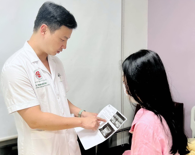 Bệnh nhân T.H.T ở Thanh Hóa tới khám và điều trị tại Bệnh viện Trung ương Quân đội 108. (Ảnh: PV/Vietnam+) Cảnh giác biến chứng vì quảng cáo nâng ngực không cần phẫu thuật ảnh 1