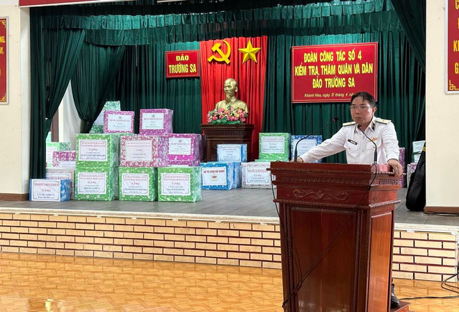 Chuẩn Đô đốc Phạm Văn Hùng, Phó Tham mưu trưởng Quân chủng Hải quân (Trưởng đoàn) phát biểu tại đảo Trường Sa. (Ảnh: T.G/Vietnam+) Những sứ giả của Trường Sa lan tỏa tình yêu biển đảo Tổ quốc ảnh 1